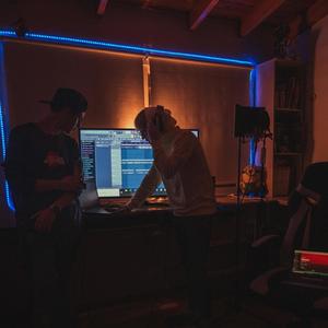 V&B(feat. Vauti) (Explicit)