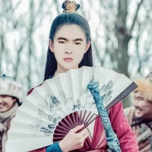 何必再来伤害我