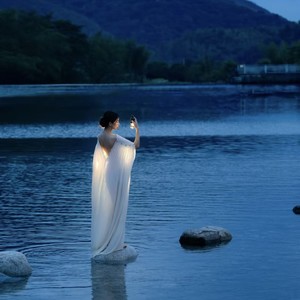 坐在沙发可以 kiss kiss