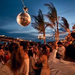 Playa Caliente (feat. Carloso, Alesitow Music & Lary Over)