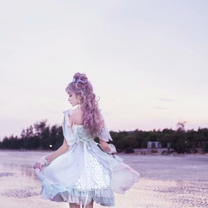 微风拂过你的发梢