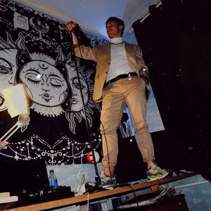 В кроссах на столе