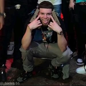 Más Que Amigos (feat. Hades) (Explicit)