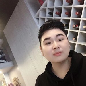 黑夜绽放的玫瑰