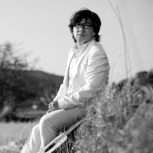 让我们紧紧握住双手