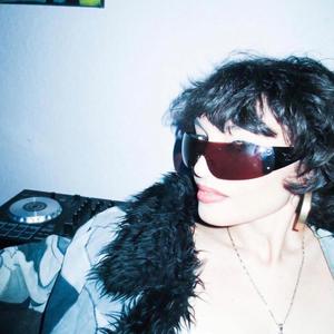 WILL U GO TO THE NIGHT SHOW? (feat. Michael Motorcycle) (Explicit)