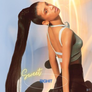 Lovely (feat. Viviana)