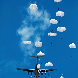 伞花绽放党旗扬