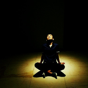 有一片落叶落在我窗前