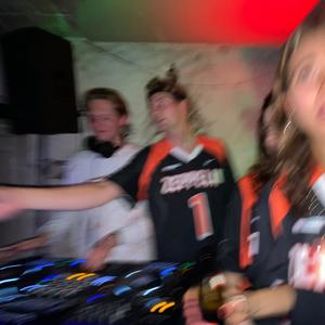 Back to Back (feat. Hege & Leonie) (Explicit)