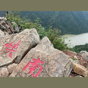 多想在漆黑的世界看到光