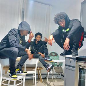 Kuza Pam Flou (feat. Dessy, Cv Polo & Dopelumi Sketxa) (Explicit)