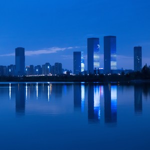 我在伊金霍洛等风也等你