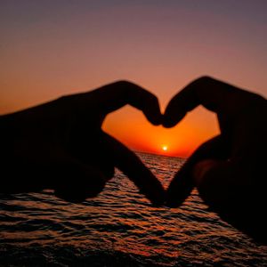 На разных полюсах