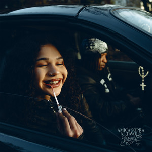 Amica sopra al tavolo