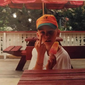 Ekte mannfolk i dress hilser ordentlig (feat. TommySoo) (Explicit)