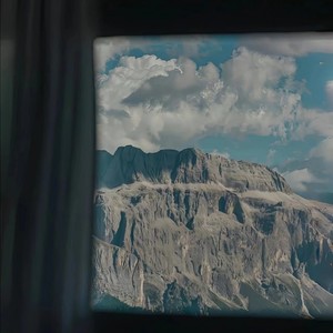 这世界急着要听年少有为的故事