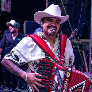 Vivo Alegre Corrido En Vivo De NC (feat. Los Farmers) (En vivo)