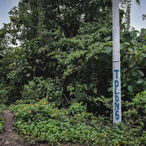 industri berjalan, kau tak relevan (draft)