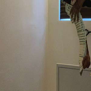 Wyte Beezy presents 'RoXk out'(feat. GleeBoy PoohRu) (Explicit)