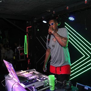 DJ GLEIBÃO SF - TA GOSTOSA NÉ X COLOCA MINHA MÃO NO SEU CORPO (Explicit)