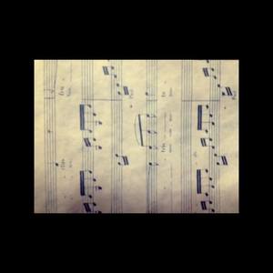 弾けないギターを片手に。