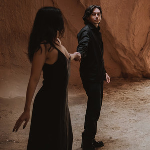 Barbati Feminizati Cu Blugi Mulati