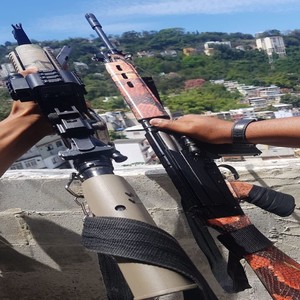 SARRA NO MEIOTA Q TÁ NO PORTE DO AMG (Explicit)