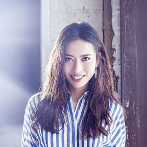 湖边行走的女孩 (伴奏)