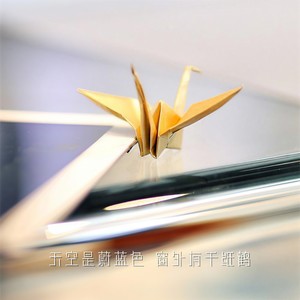 天空是蔚蓝色 窗外有千纸鹤