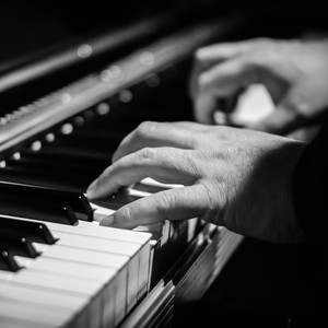 25 Soothing Piano Melodies for Lovers