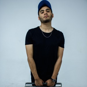 Ausente No Más(feat. Meny Mendez)