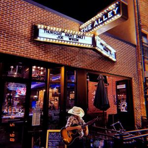 Mama's Dont Let Your Babies Grow Up to be Cowboys (feat. Thomas Owen) (Live)