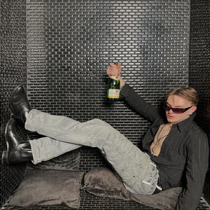 Brille im Club (Explicit)