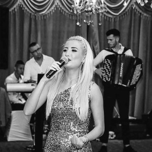 Hai Cu Mainile Pe Sus Faina Muzica Ati Adus