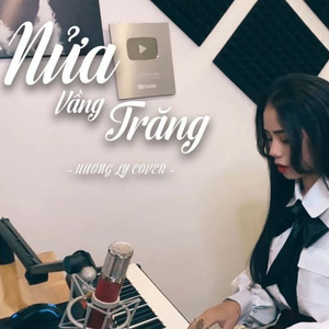 Nửa Vàng Trăng