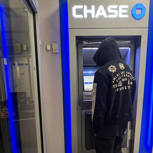 everywhere (feat. Dee Glo) (Explicit)