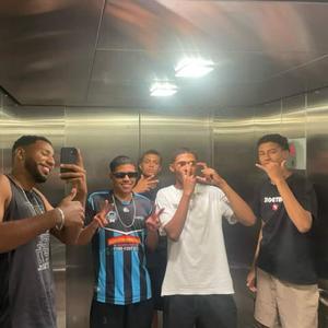 FININHA SO PORQUE EU SOU MENOR (Explicit)