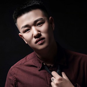 当年我铁骨峥嵘