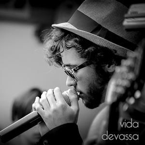 Vida Devassa (feat. Clara Nogueira)