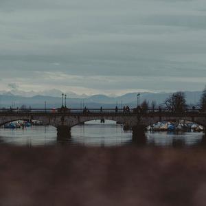 the rain hums of quiet days