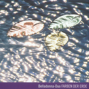 Eine Menschenmenge wird von heftigem Sturm überrascht