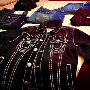 ひ TRUEY ON ME ひ (Explicit)