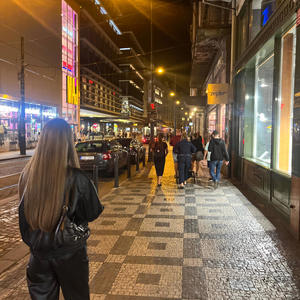 Bi je oblečena v CELINE (Explicit)