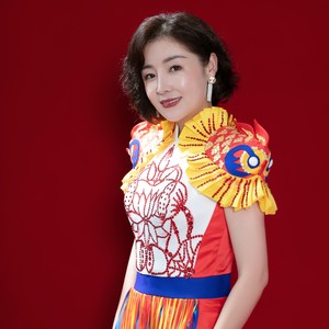 踮起脚尖瞭远方