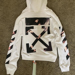 Off White (feat. Pharo5ive & SB Mar) (Explicit)