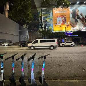 Honey bees (feat. TwinGlxcksss) (Explicit)