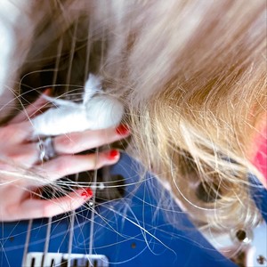 Грати на басу