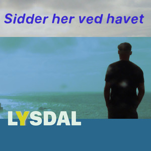 Sidder her ved havet