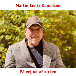 På vej ud af kirken